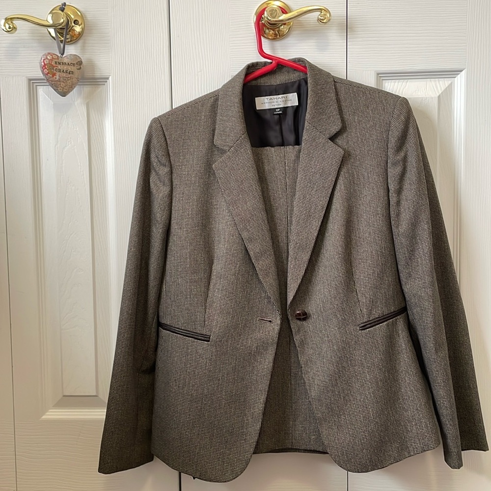 TAHARI SUIT/JACKET SET - BROWN WITH LEATHER PATCH DETAIL